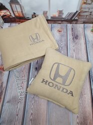 Автомобильный комплект с вышивкой логотипа "Honda": подушка 30х30 см и плед 150х150см , цвет бежевый