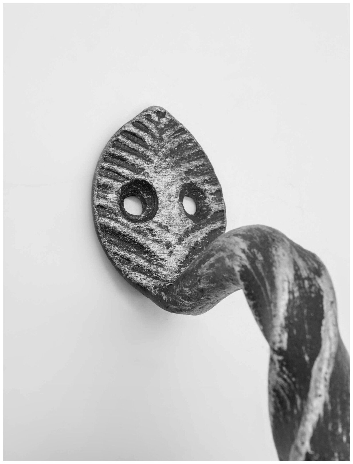 Ручка-скоба кованая Витая "Лист" (серебряный)/для металлической и деревянной двери/ручка для ворот и калиток - фотография № 3
