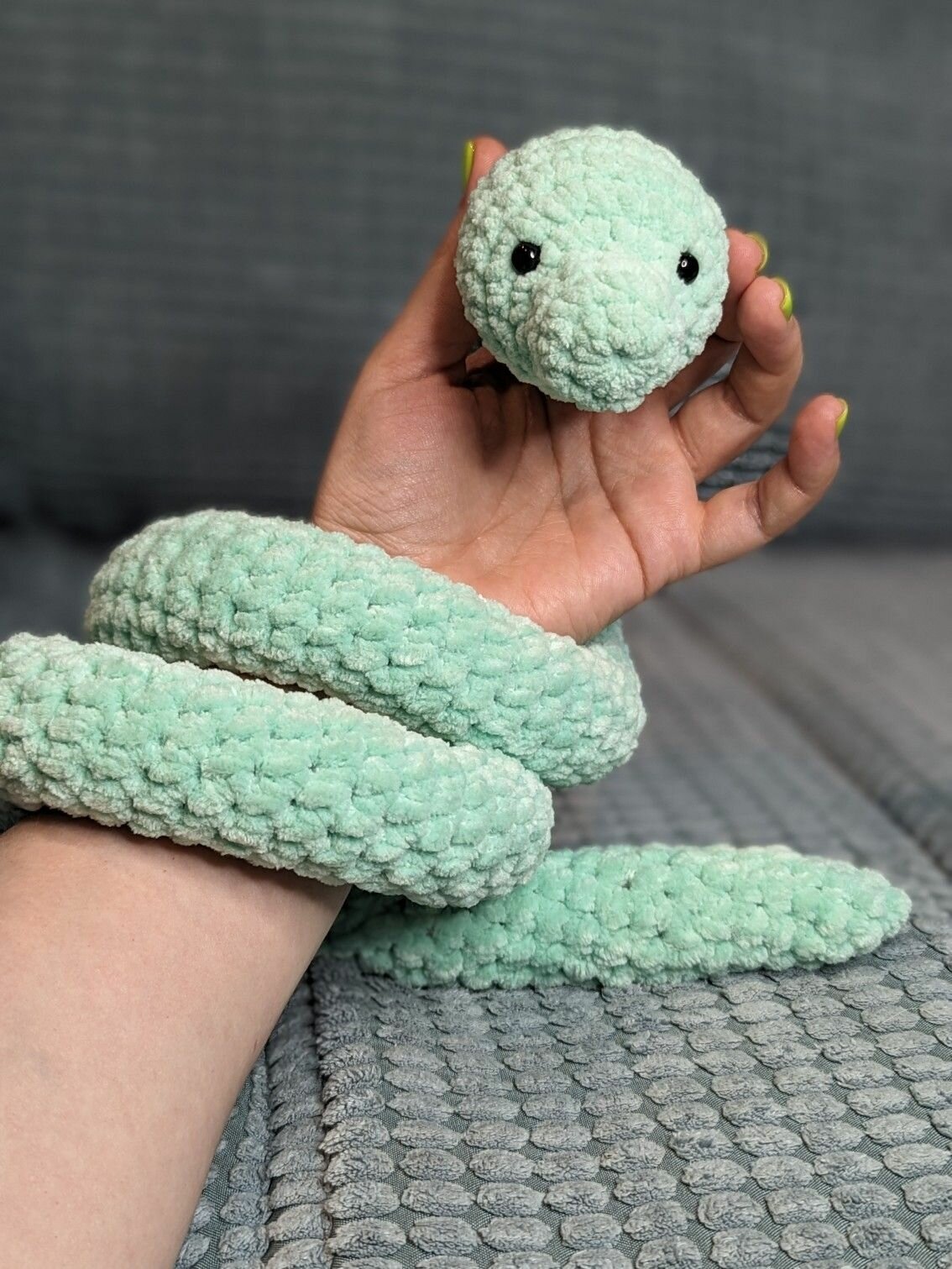 Мятная змея из плюшевой пряжи (100 см) - мягкая игрушка ручной работы
