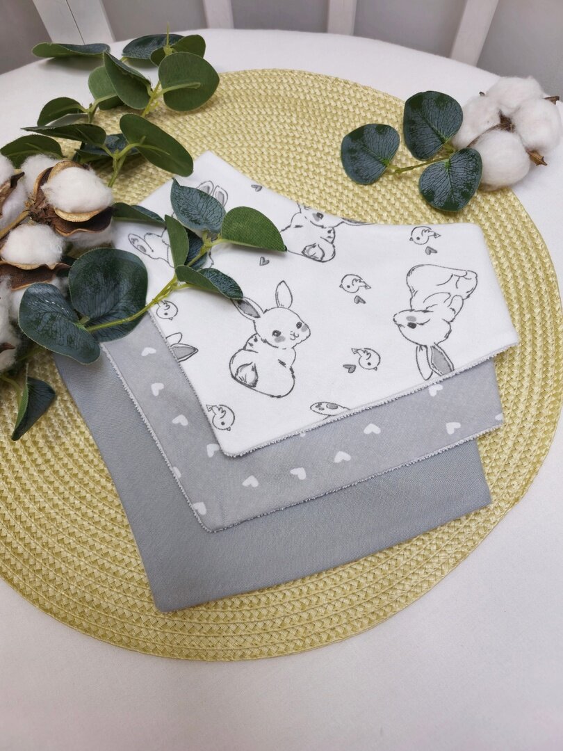 Набор нагрудников непромокаемых 3 шт "Зайки с сердечками на сером"