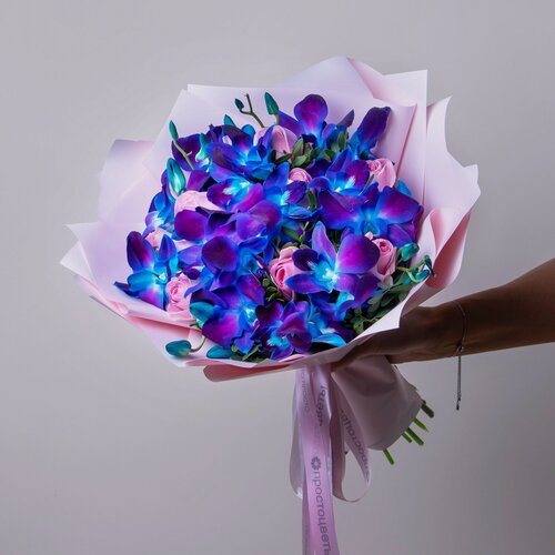 Изображение товара Букет цветов из розовых роз и синих орхидей "Салют" в коробке и аквабоксе от "Простоцветы"
