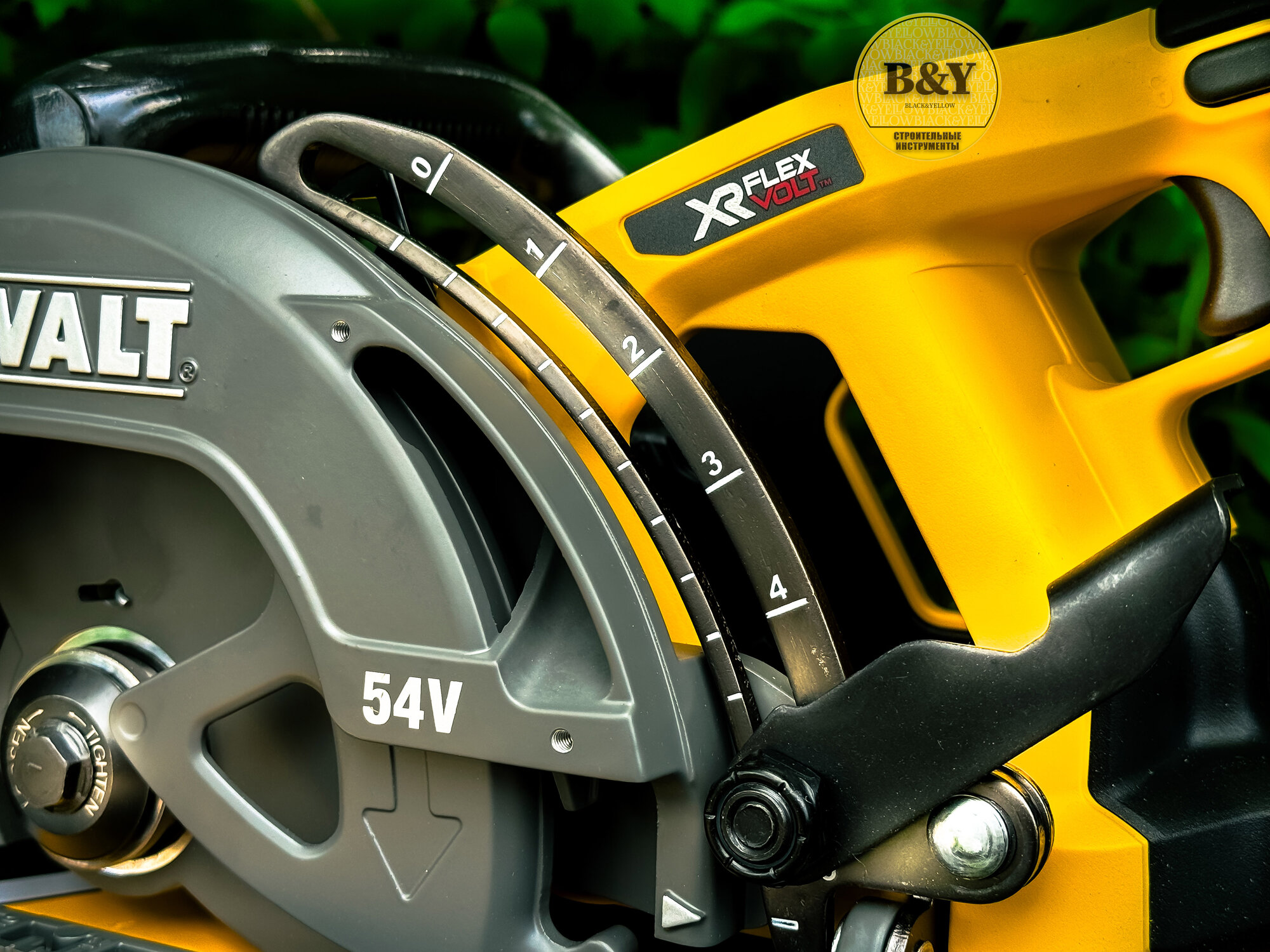 Пила дисковая аккумуляторная DeWalt DCS577N (без акк, без з/у) - фото №5