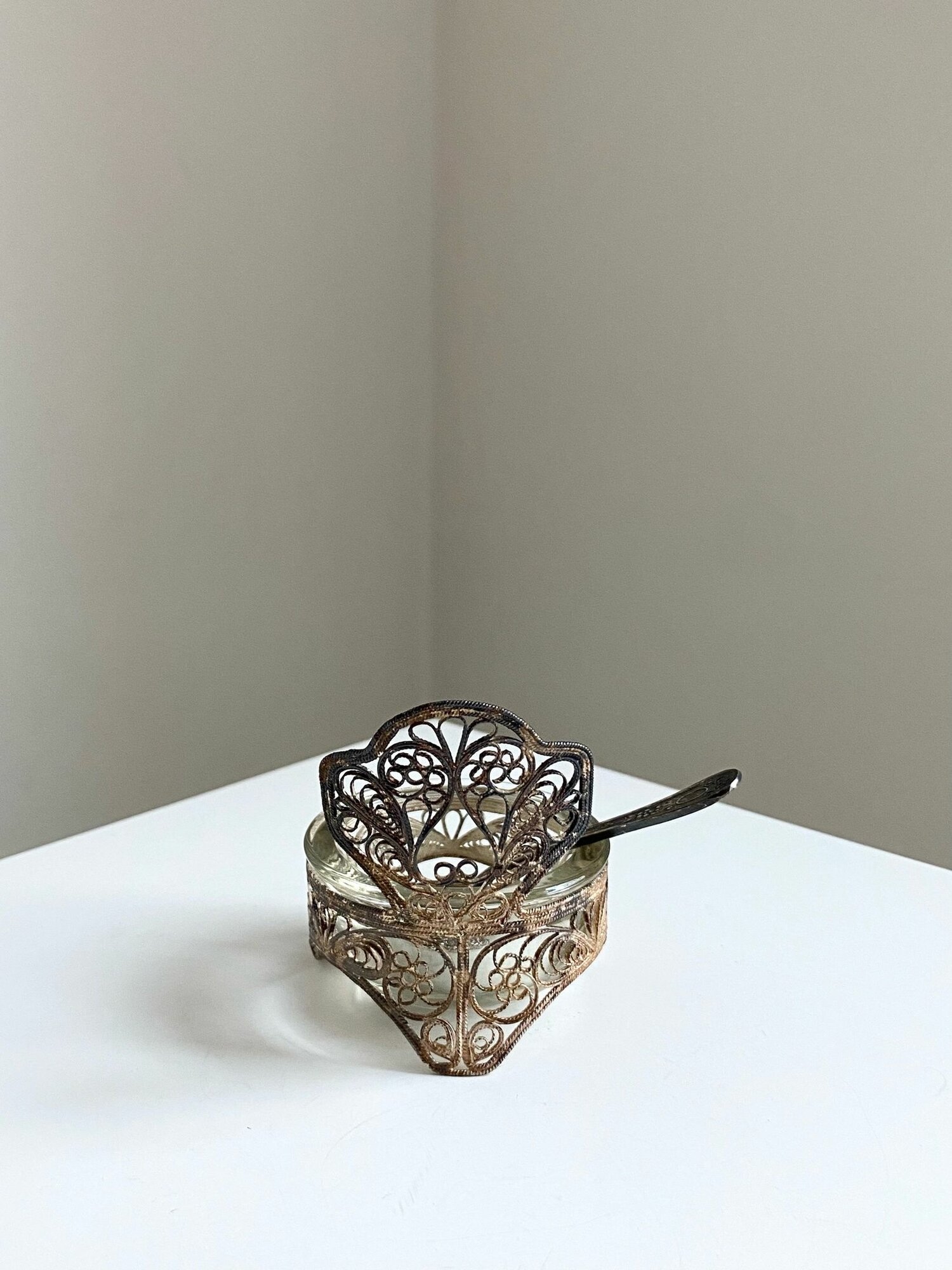 Солонка "Трон" Скань. Мельхиор. СССР. Высота: 7 см. — фото 1