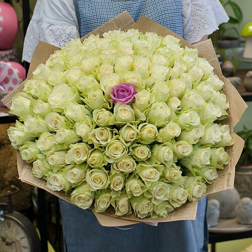 Изображение товара Монобукет Charlotte, 101 кенийская роза, бумага крафт, 1 белая и 1 розовая роза