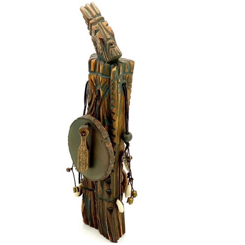 фото Кезер интерьерная скульптура «оберег “шаман”, большая», 29-31 см. (кедр, кожа, металл, керамика, раковина каури, ручная работа)