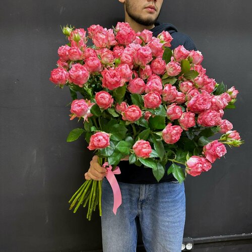 Изображение товара Пышный букет WOW-Flowers, 19 штук красные кустовые розы, высота 60см