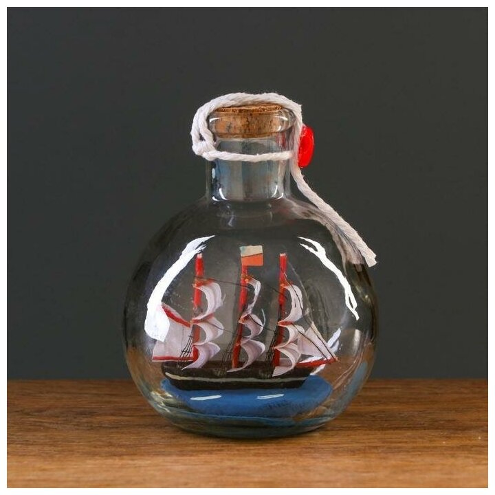 Корабль сувенирный "Трофей", в бутылке, вертикальн. 9*10см - фотография № 2