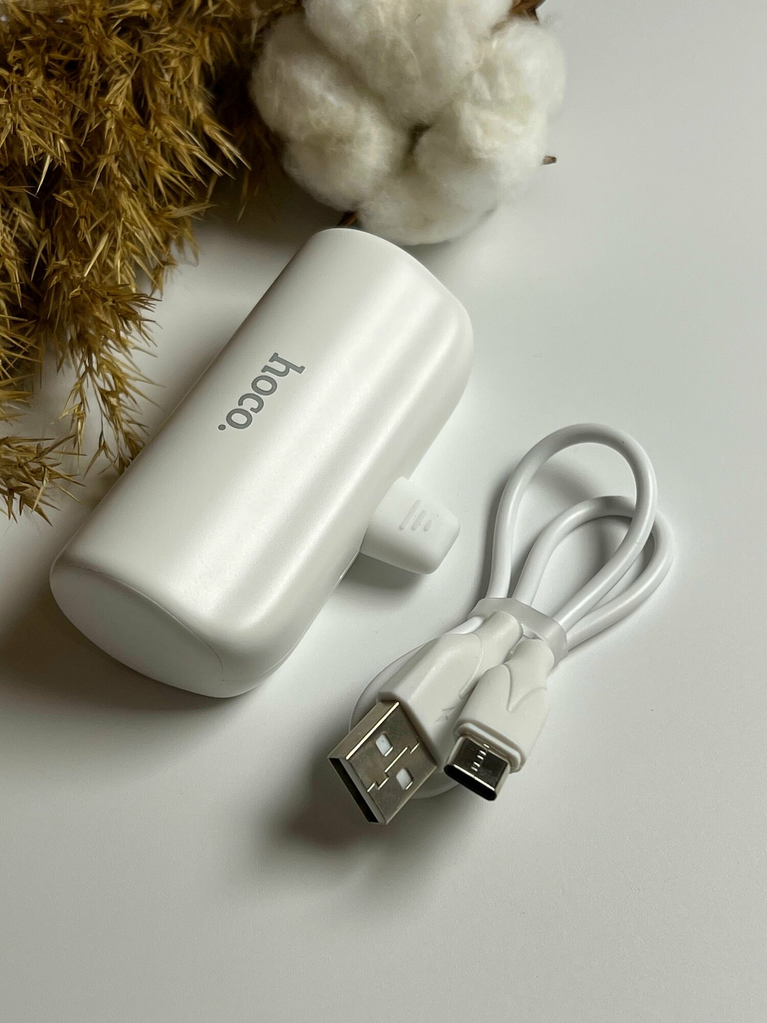 Внешний аккумулятор для Apple iPhone с разъемом Lightning и функцией подставки / компактный Power Bank для Айфона / 5000 mAh, белый