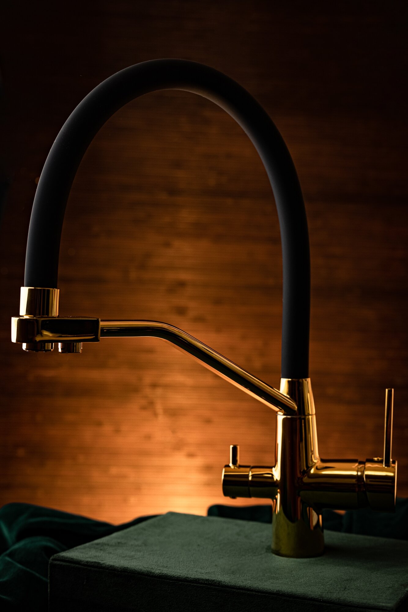 Cмеситель для кухонной мойки-раковины с гибким изливом BRNOU BR 801