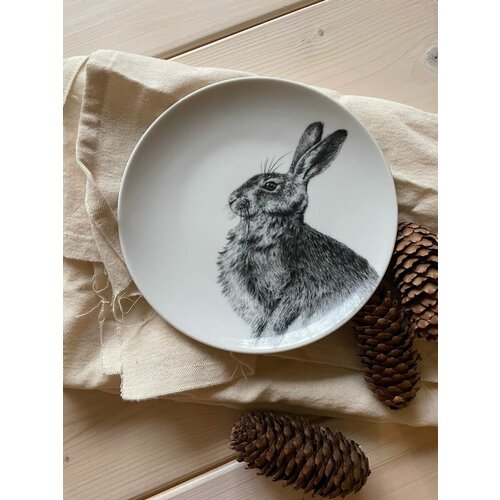 Тарелка с кроликом 17 см фарфоровая