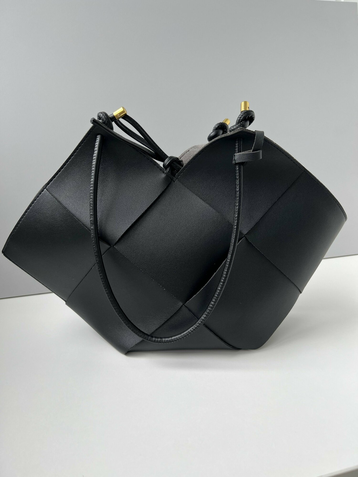 фото Женская сумка шоппер тоут через плечо кожанная плетёная