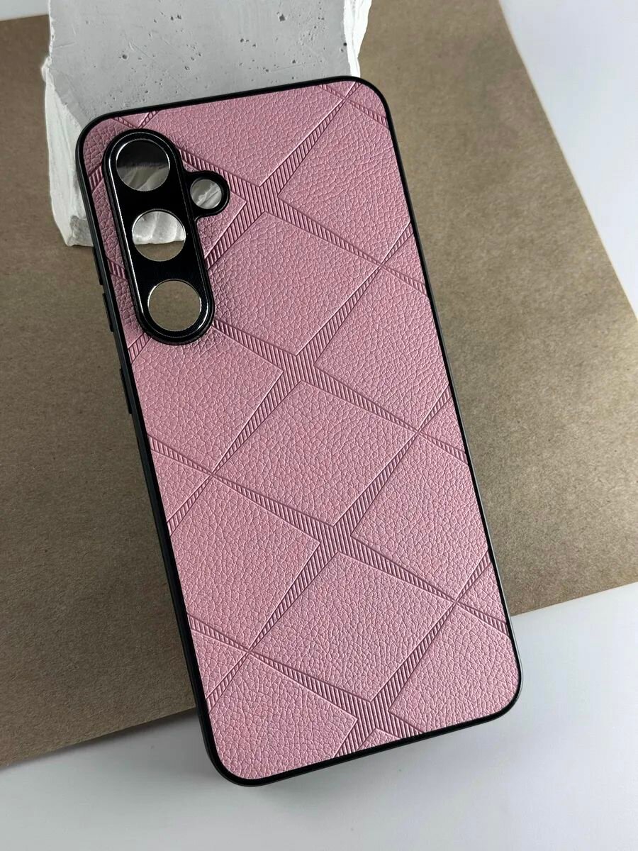 Чехол на Samsung Galaxy S24 FE / Чехол на Самсунг S24 FE с защитой камеры, текстура кожи, розовый — фото 1
