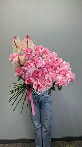 Изображение товара Букет живых цветов NURA FLOWERS из розовых 25 французских роз и антуриума "Нежность"