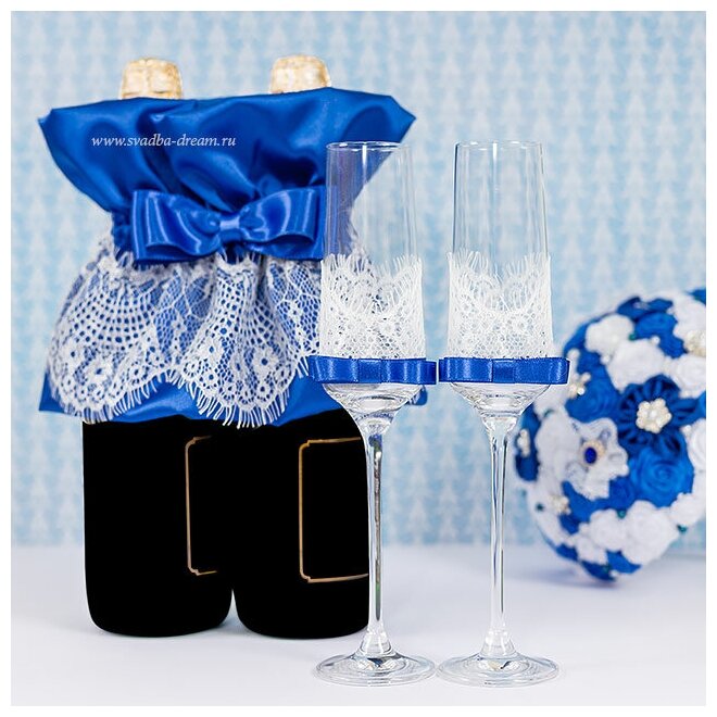 Изящное украшение для свадебного шампанского "Сапфир" из атласа синего цвета, белого кружева и банта - на горлышко двух бутылок