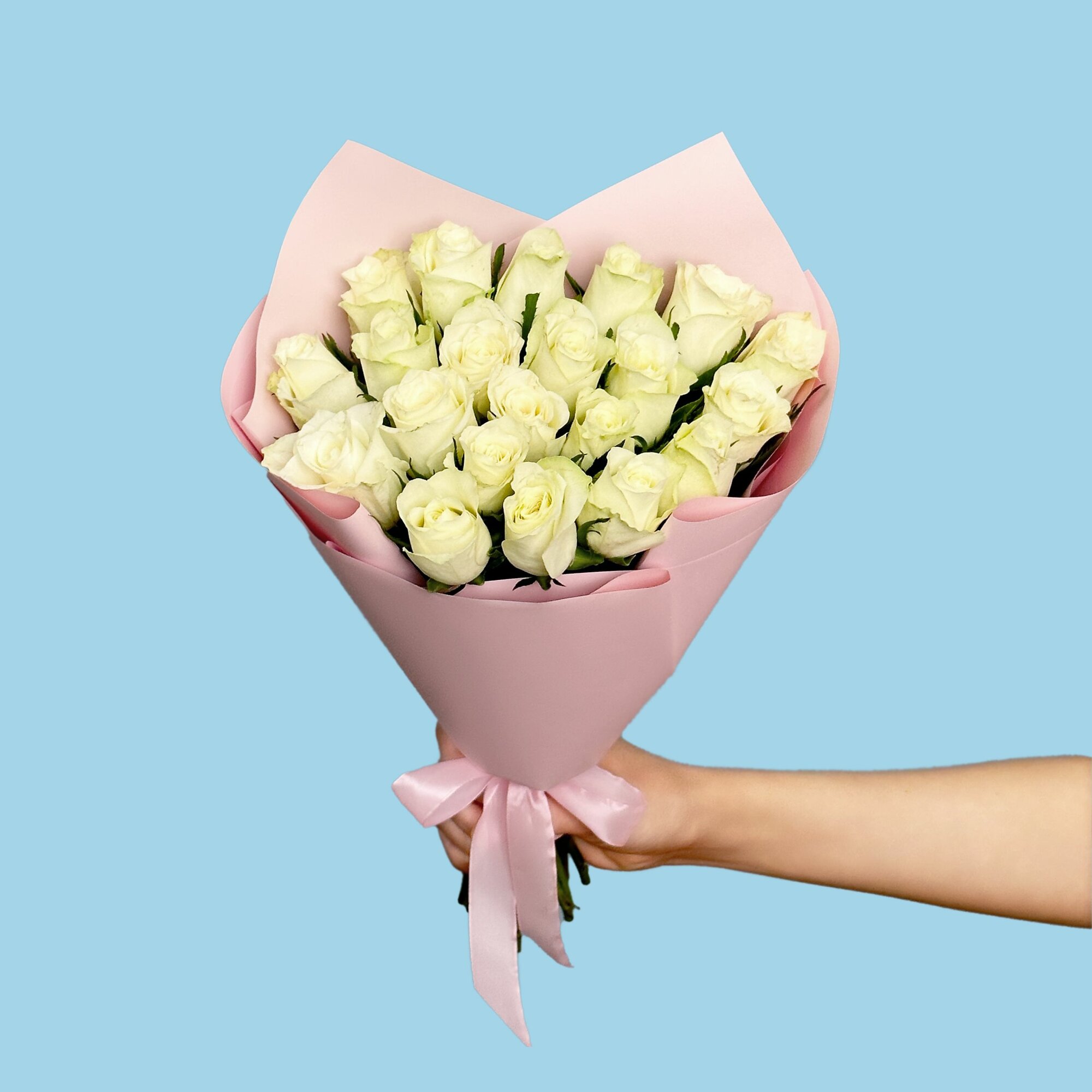Букет живых цветов из 21 белой розы 40 см в пленке с доставкой
