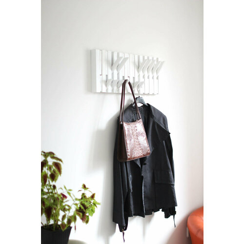 Белая дубовая настенная вешалка с 24 откидывающимися крючками