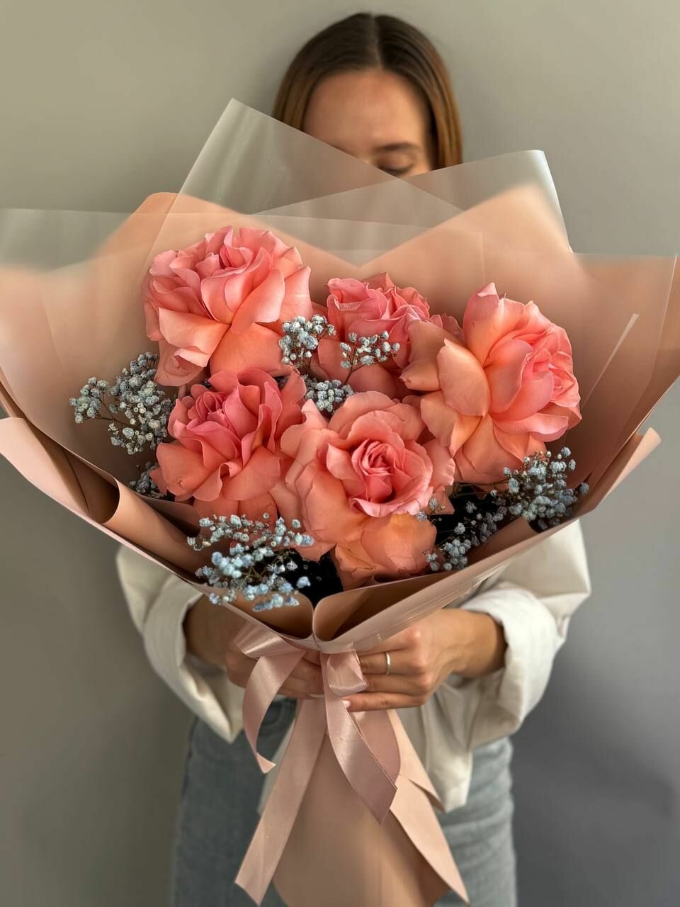 Букет из французских роз с гипсофилой