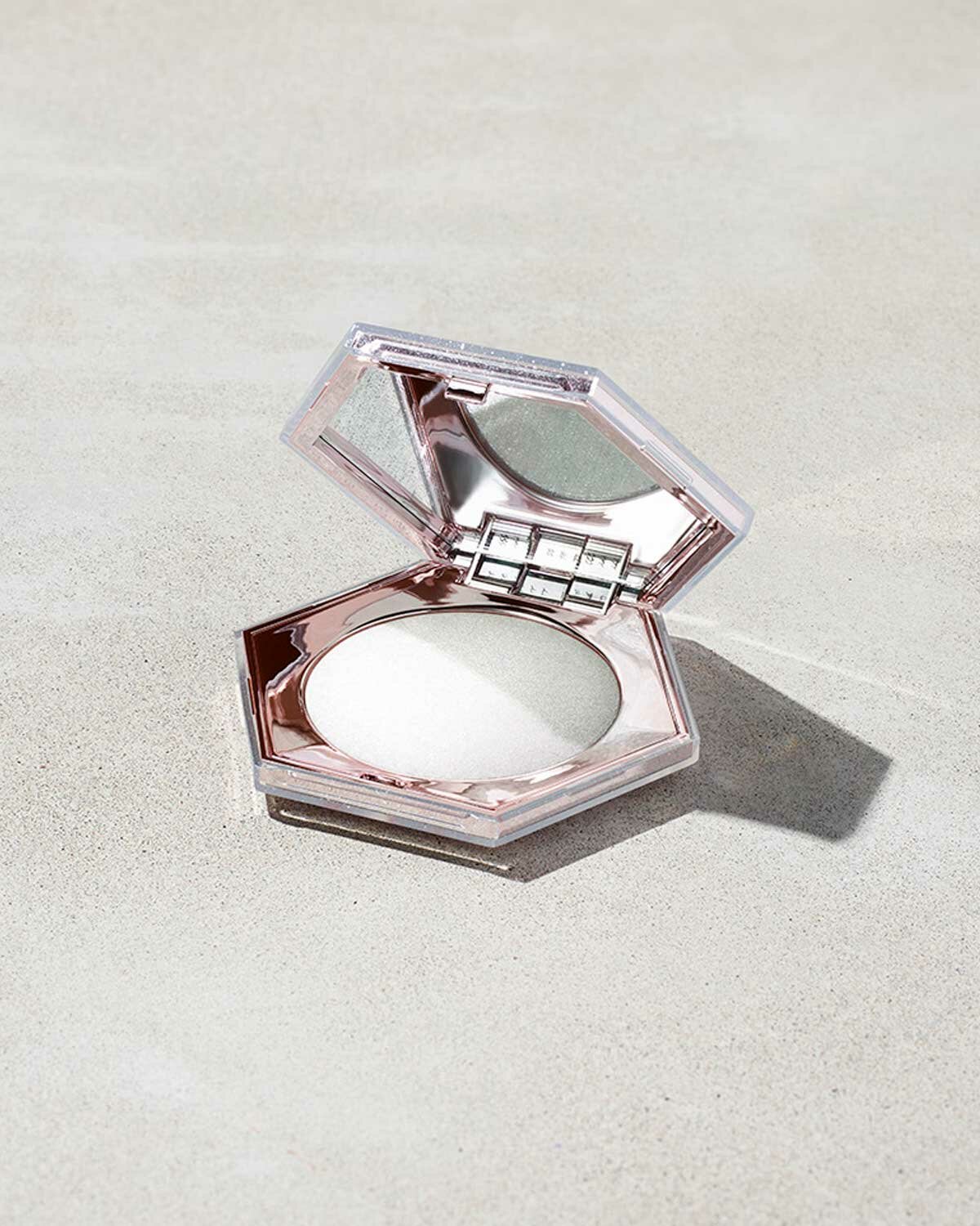 Fenty Beauty Полноразмерная версия Хайлайтер Diamond Bomb, how many carats! 8 грамм
