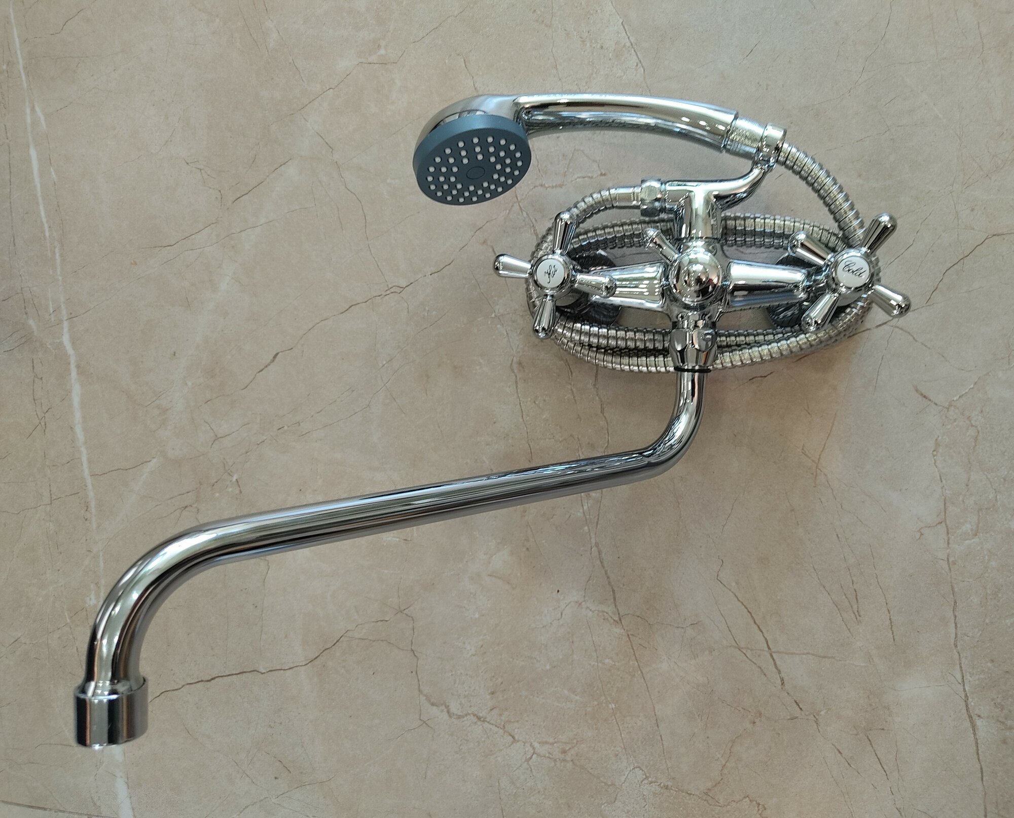 фото Смеситель для ванны с душем двухвентильный/ кран в ванную длинный излив