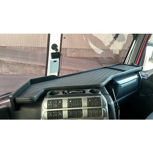 Стол на торпедо для Iveco Stralis Черная экокожа Серые соты 13206₽