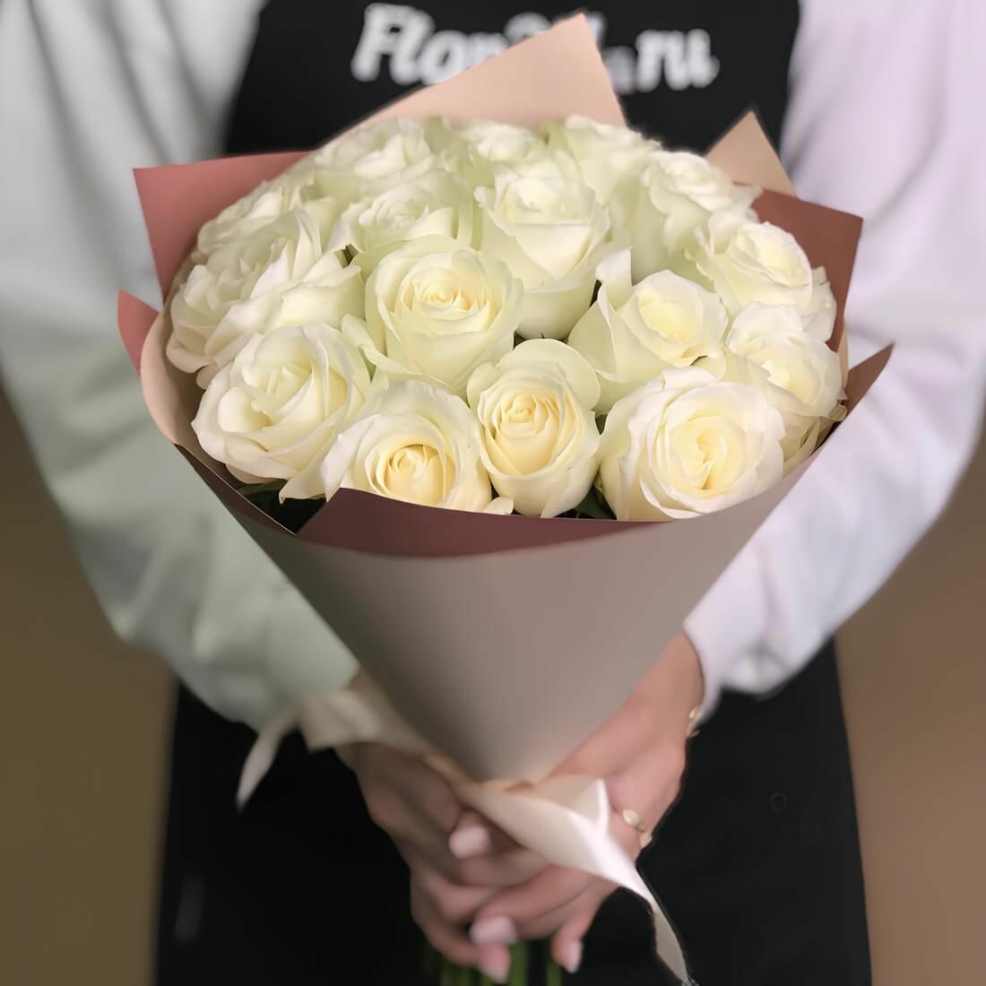 Букет живых цветов из 17 белой розы 40 см в упаковке с доставкой
