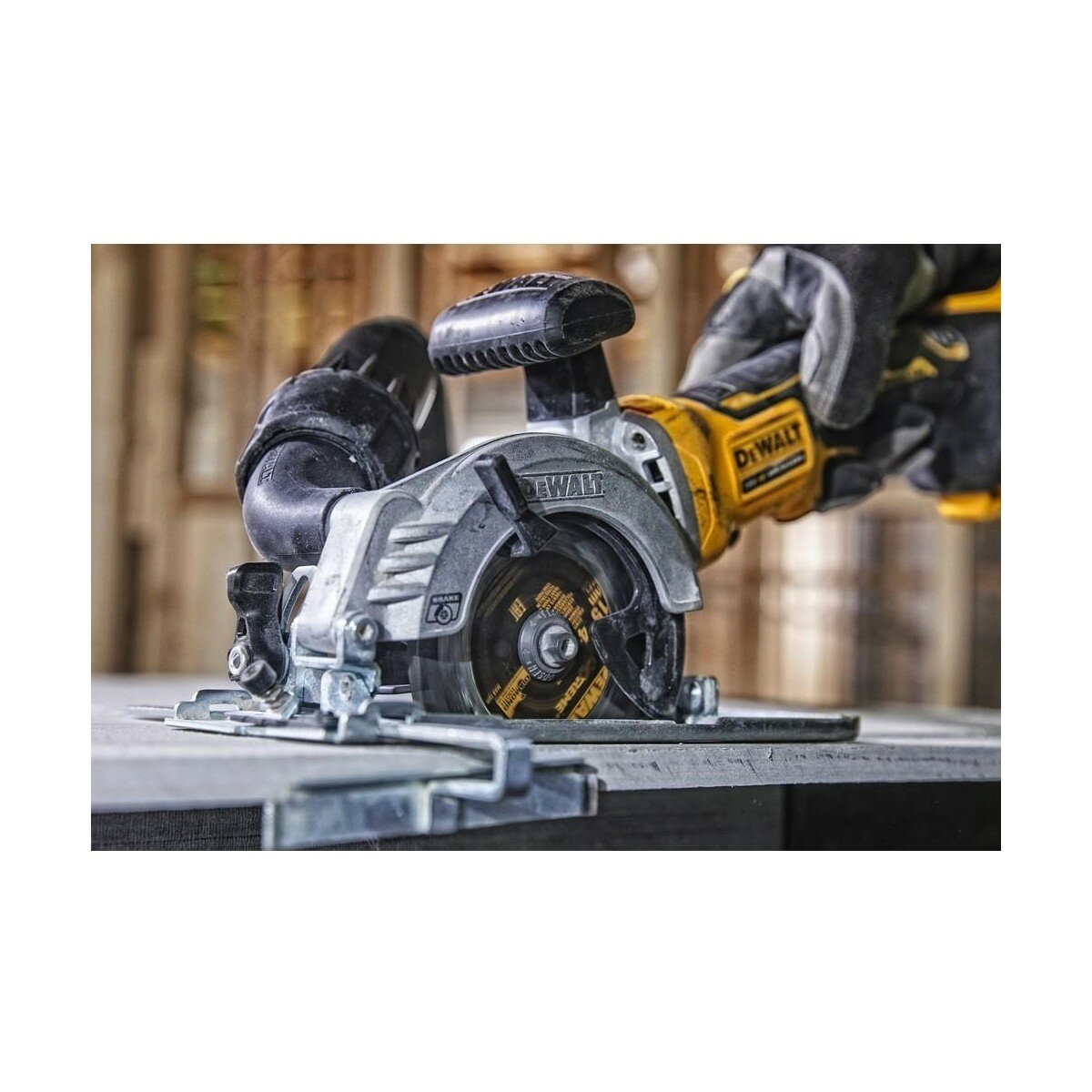 Изображение Аккумуляторная дисковая пила DeWALT DCS 571 N без АКБ и З/У