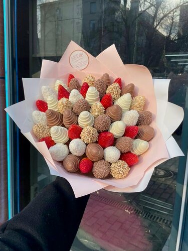 Изображение товара Букет с клубникой в молочном и белом шоколаде, дробленый орех, кокос, темный воздушный рис, 900 г, Elegant 2