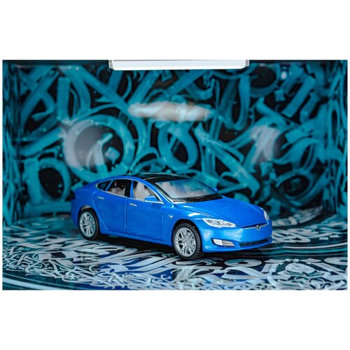 Масштабная модель автомобиля Tesla Model S в масштабе 1/32