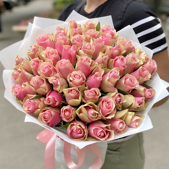 51 розово-зеленая роза Бел-роз