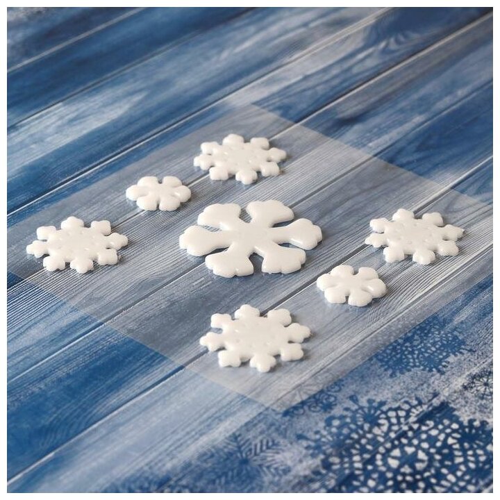 Интерьерные наклейки Зимнее волшебство "Снежинки с блеском", белые, 12,5х12,5 см, 7 шт