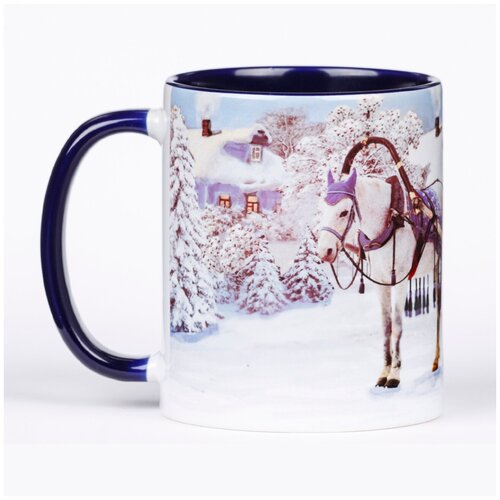 фото Кружка darifly белая глянцевая с тёмно-синей ручкой и тёмно-синей внутренней поверхностью, с рисунком "белая лошадь в праздничной упряжке с синими санями" (серия "зимний деревенский пейзаж с лошадьми")