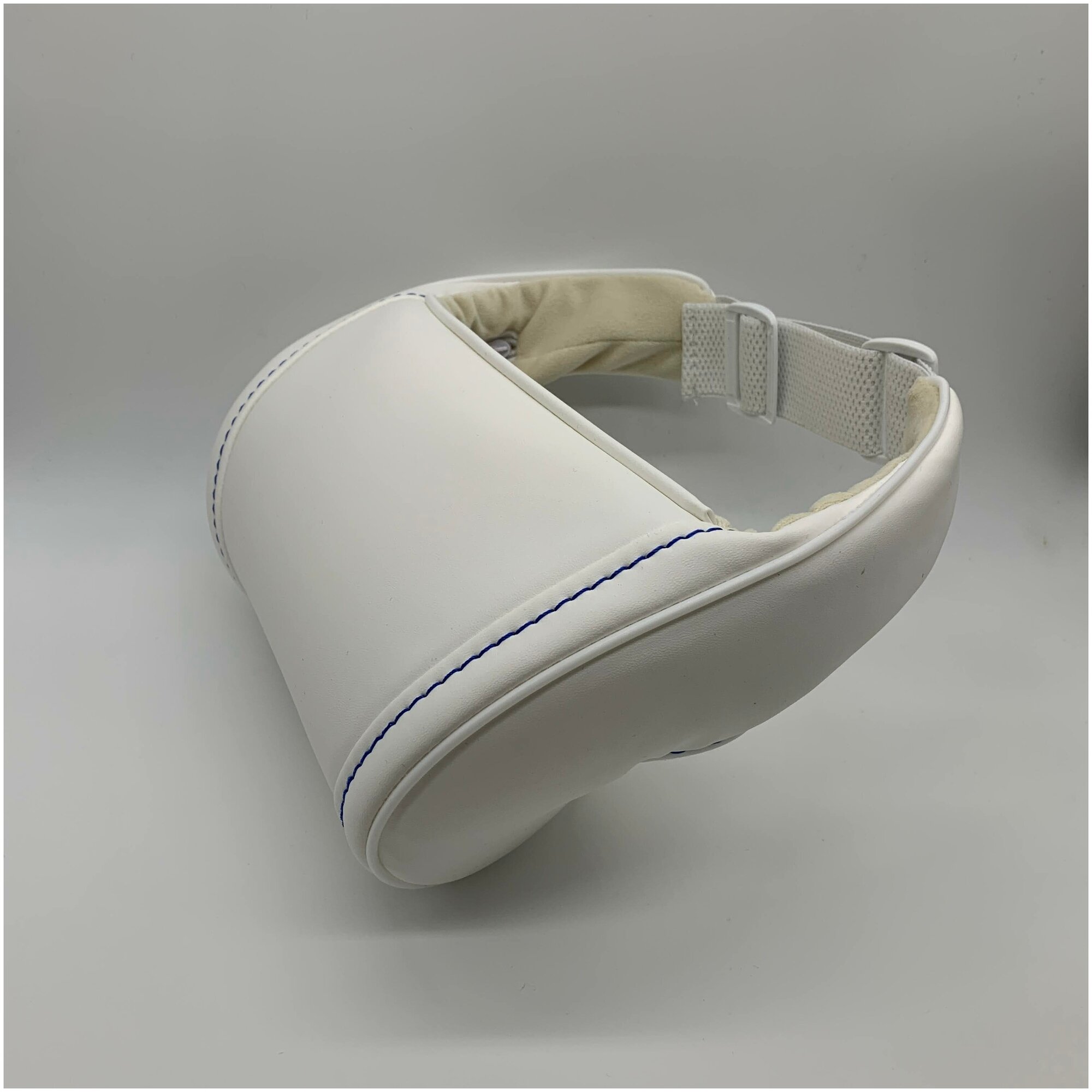 Белая автомобильная ортопедическая подушка для шеи на подголовник на сиденье. Синяя декоративная строчка. Экокожа премиум класса.