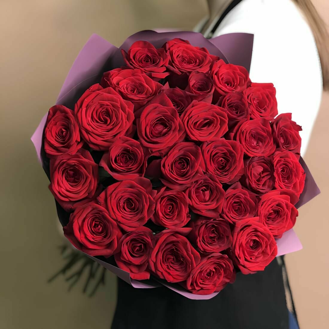 Цветы живые букет из 31 красной розы 40 см в упаковке Flor2u — фото 1