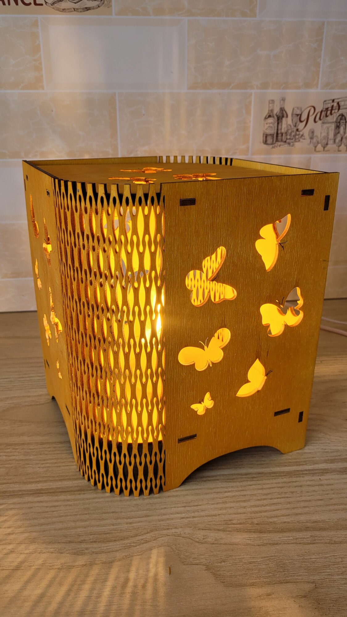 Декоративный настольный светильник-ночник из дерева
