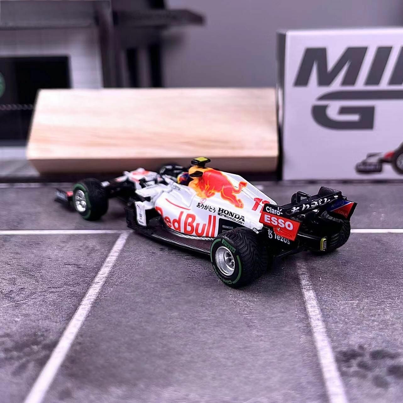 Машинка TSM Mini GT 1/64 #679 Red Bull RB16B #11 Sergio Prez 2021 Die-cast Alloy Car Model Collection Gift — фото 1