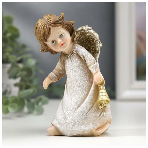 фото Сувенир полистоун "ангел в бежевом платье с золотым колокольчиком" 12х7х7.5 см сима-ленд