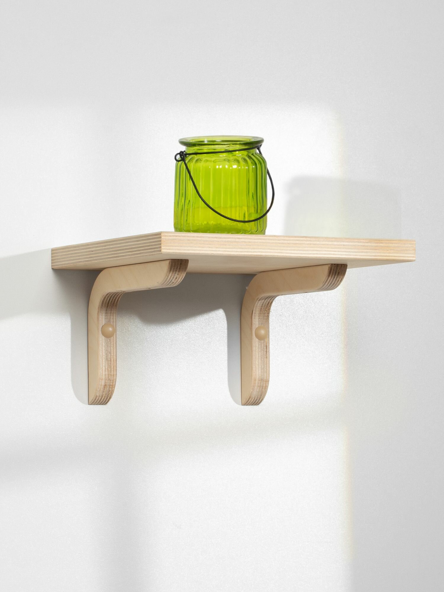 фото Полка деревянная настенная с кронштейном открытая для хранения