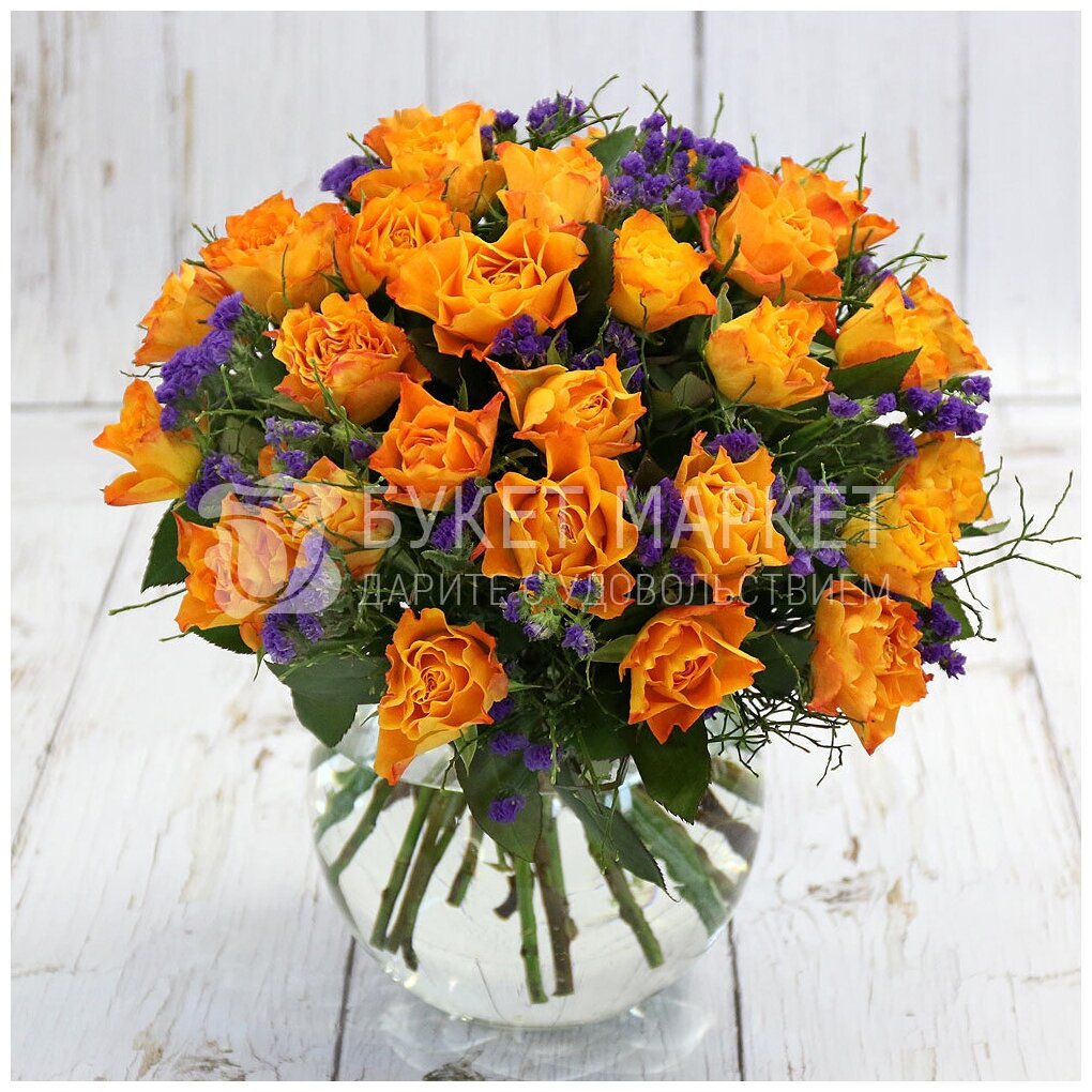 Букет живых цветов из 25 оранжевых роз статицы 35см