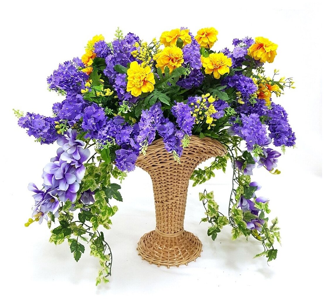Искусственная сирень в плетеной вазе П-00-37-1 /Искусственные цветы для декора/Декор для дома