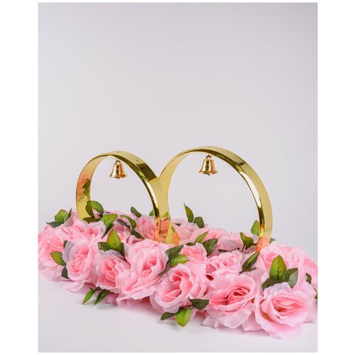 фото Свадебное украшение на автомобиль жениха и невесты "розовые розы" с розовыми бутонами из текстиля, зелеными листочками и золотыми кольцами с колокольчиками, большое свадебная мечта