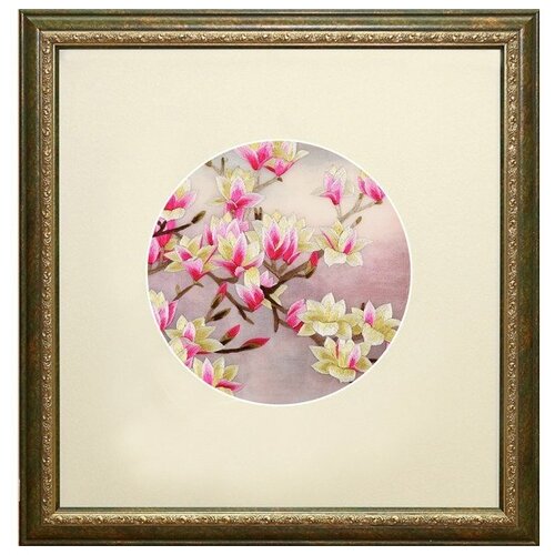 Картина вышитая шелком двусторонняя Роскошь цветущей магнолии ручной работы /см 38х38х3/багет+паспарту