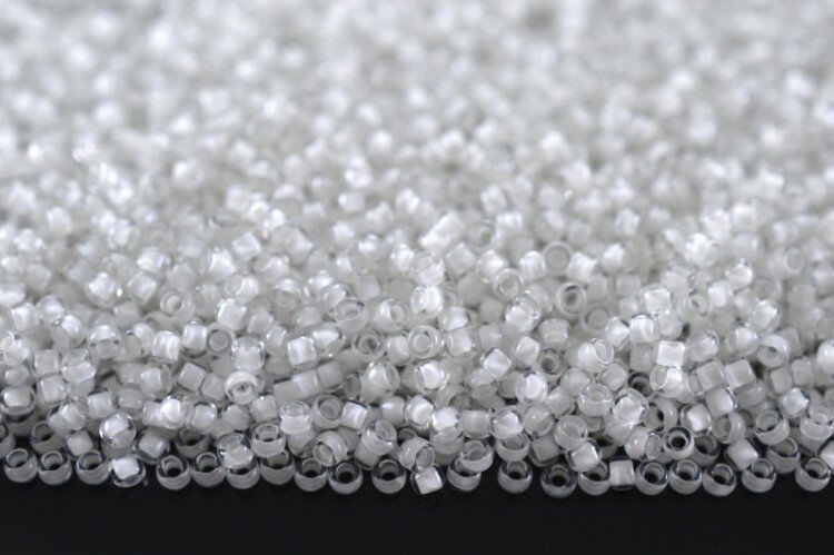 Бисер японский TOHO круглый 15/0 #0981 хрусталь/снег, окрашенный изнутри, 10 грамм