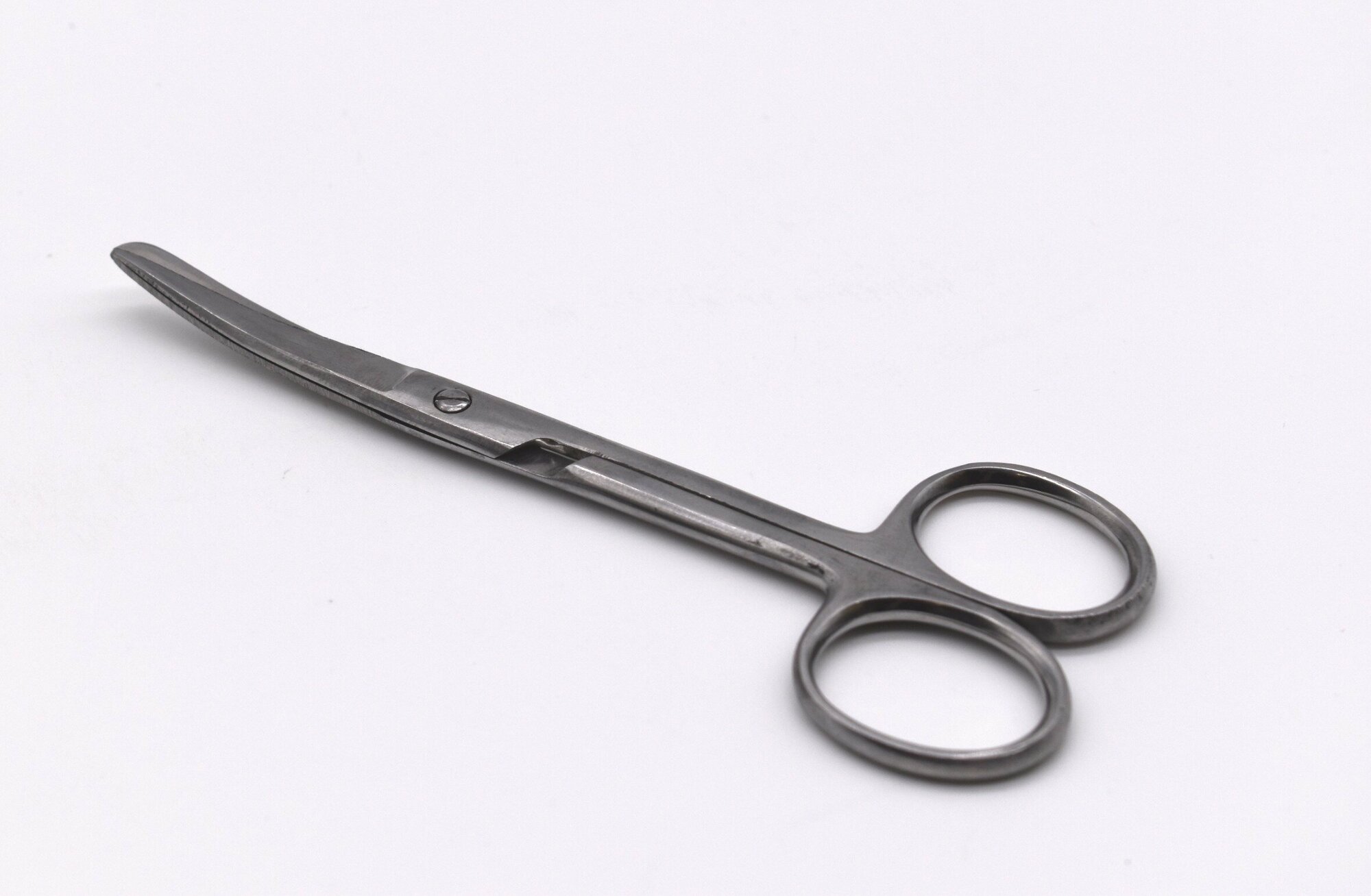 фото Профессианальные ножницы, медицинские, с одним острым концом вертикально изогнутые, ручная заточка