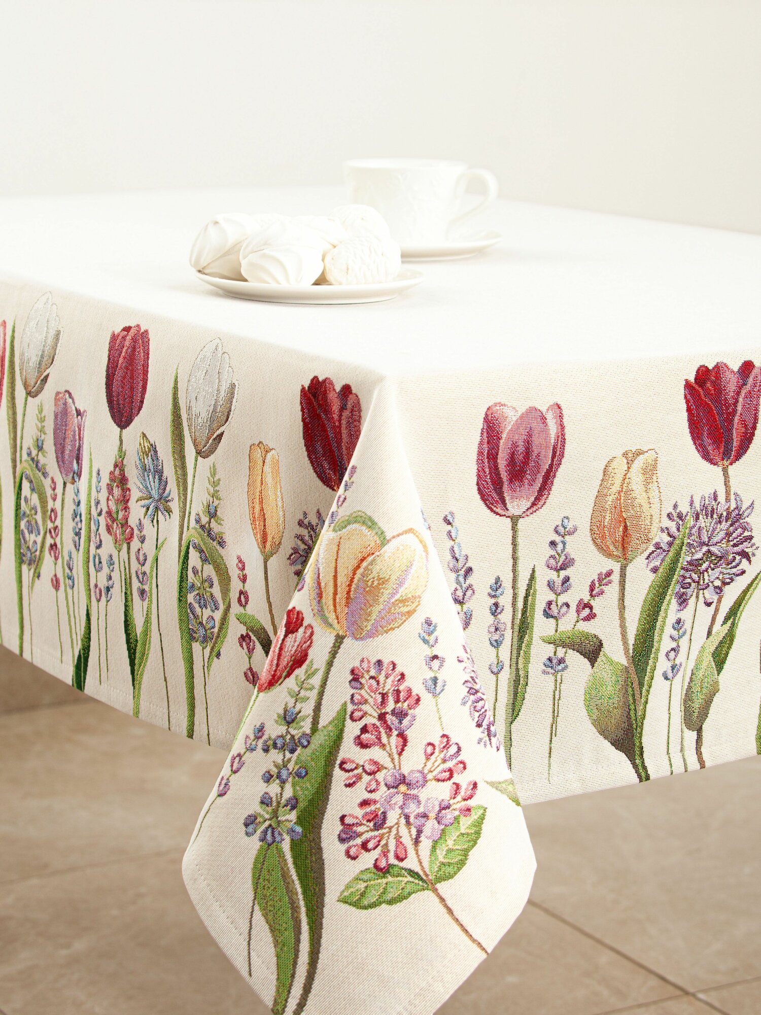 фото Скатерть Le Gobelin Тюльпаны моей любимой светлый фон 140х180 см