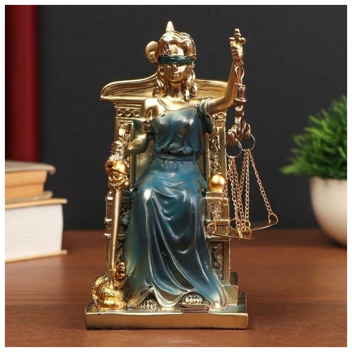 Сувенир полистоун "Богиня Фемида на троне" золотистый с синим 19х10х9 см 5054305