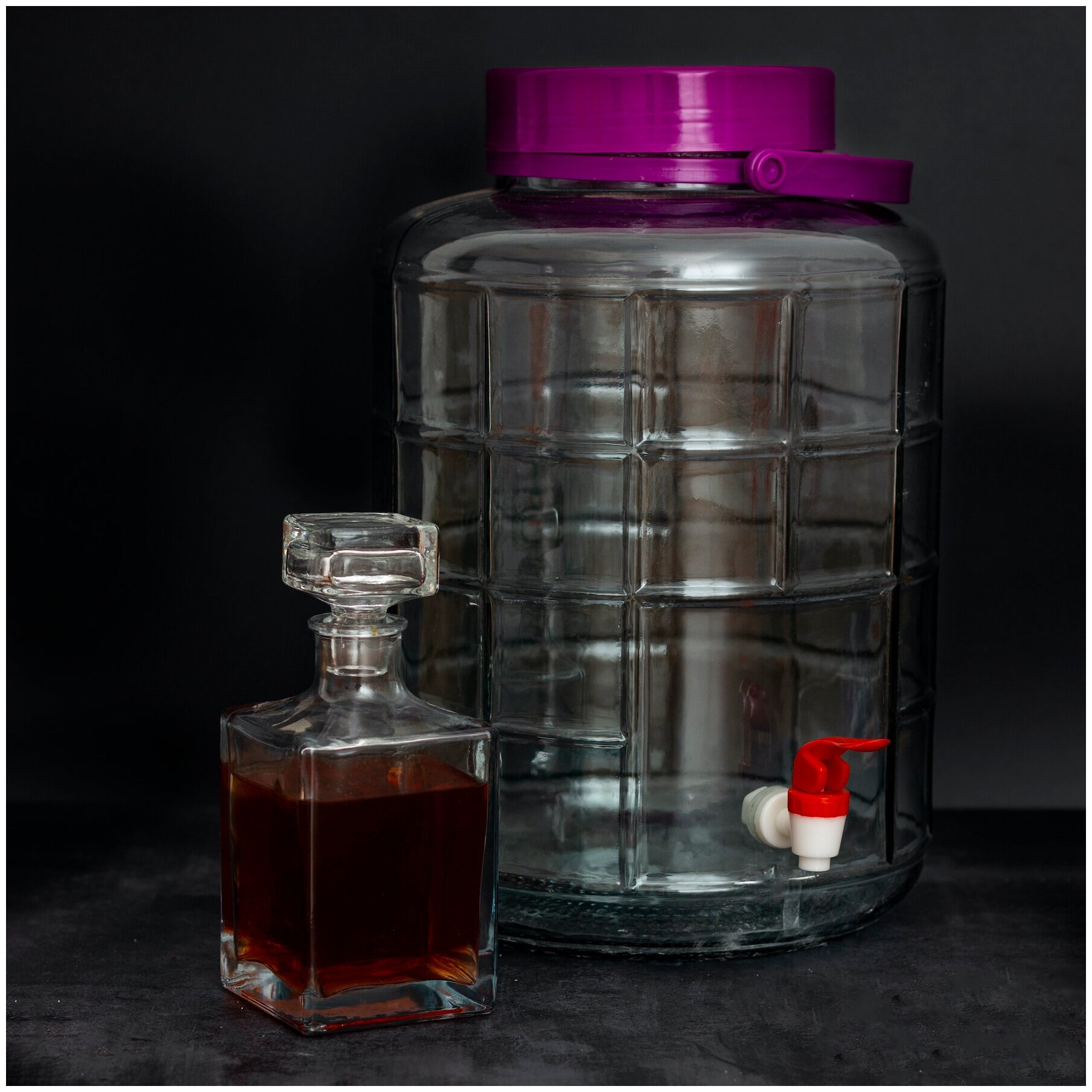 Большая стеклянная банка (бутылка) с крышкой, ручкой и краном 18 литров (бутыль для хранения и розлива лимонадов, вина) - фотография № 1