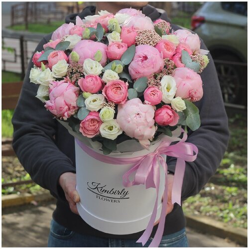 Розовые пионы Сара бернар и пионовидные кустовые розы Сильва пинк в шляпной коробке. Букет 239 Kimbirly Flowers