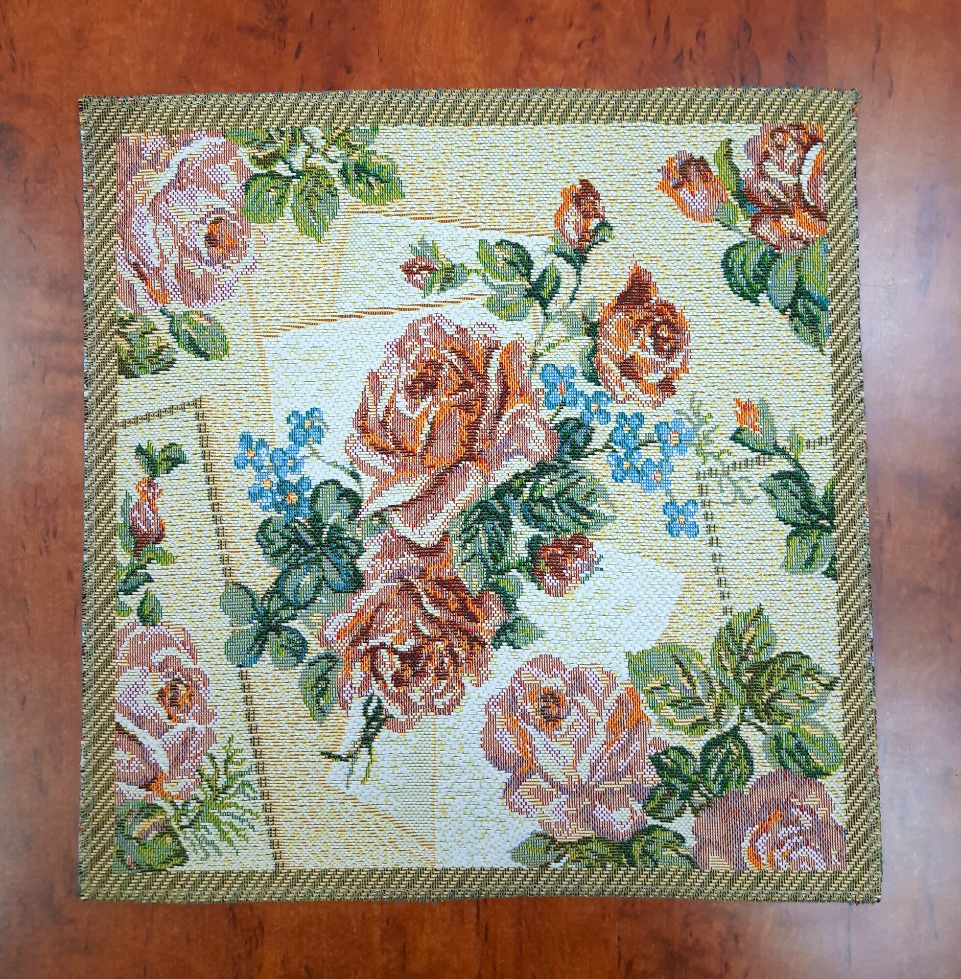 фото Салфетка декоративная из гобелена 32х32 Нежные розы