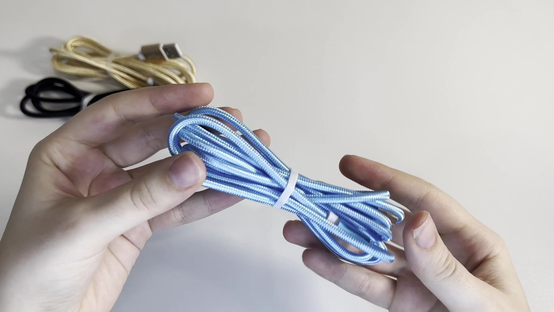 Кабель USB-Lightning для iPhone/iPad/AirPods, 1м, серебристый — фото 1