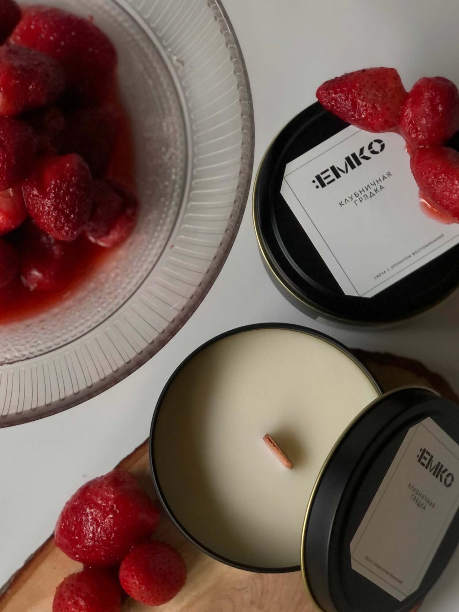 Ароматическая свеча в банке клубничная грядка